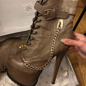 Zigi Soho Taupe Lace-Up Platform Ankle Boots with Gold Chain